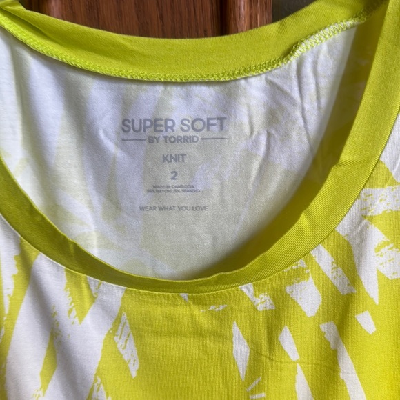 TORRID PLUS SIZE SUPER SOFT PERFECT TEE: GREEN/WHITE TROPICAL: NWT: SZ 2 - Picture 2 of 3
